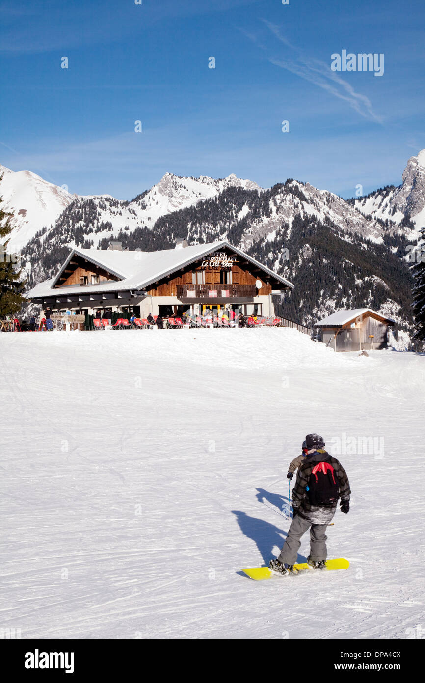 Snowboard, les Alpes françaises à La Chapelle d'Abondance, Les Portes du Soleil, Haute Savoie, France Europe Banque D'Images