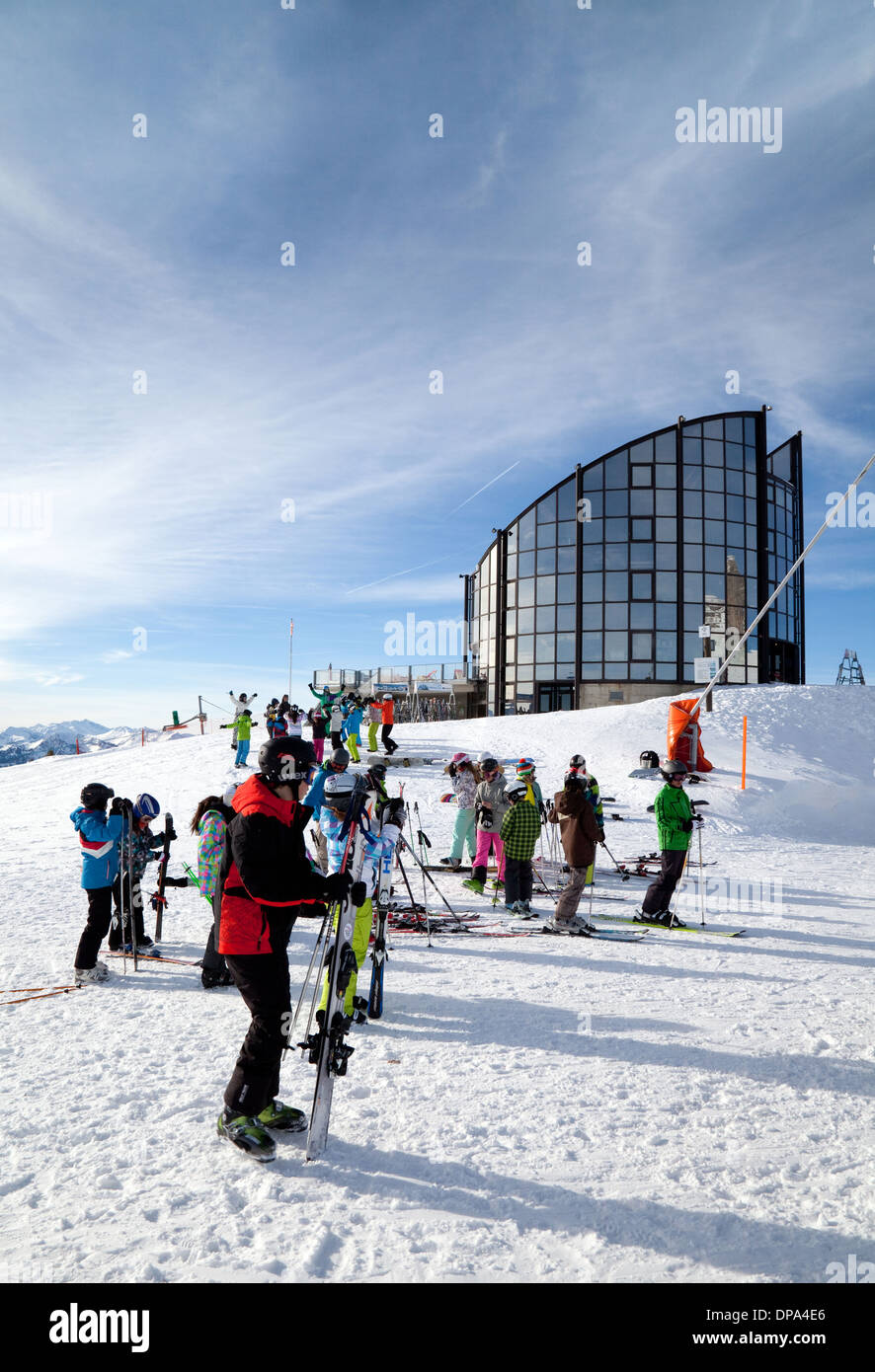 Le ski en haut de la Berneuse (2048 m), Leysin, et le restaurant tournant Kuklos, Leysin, Suisse Europe Banque D'Images