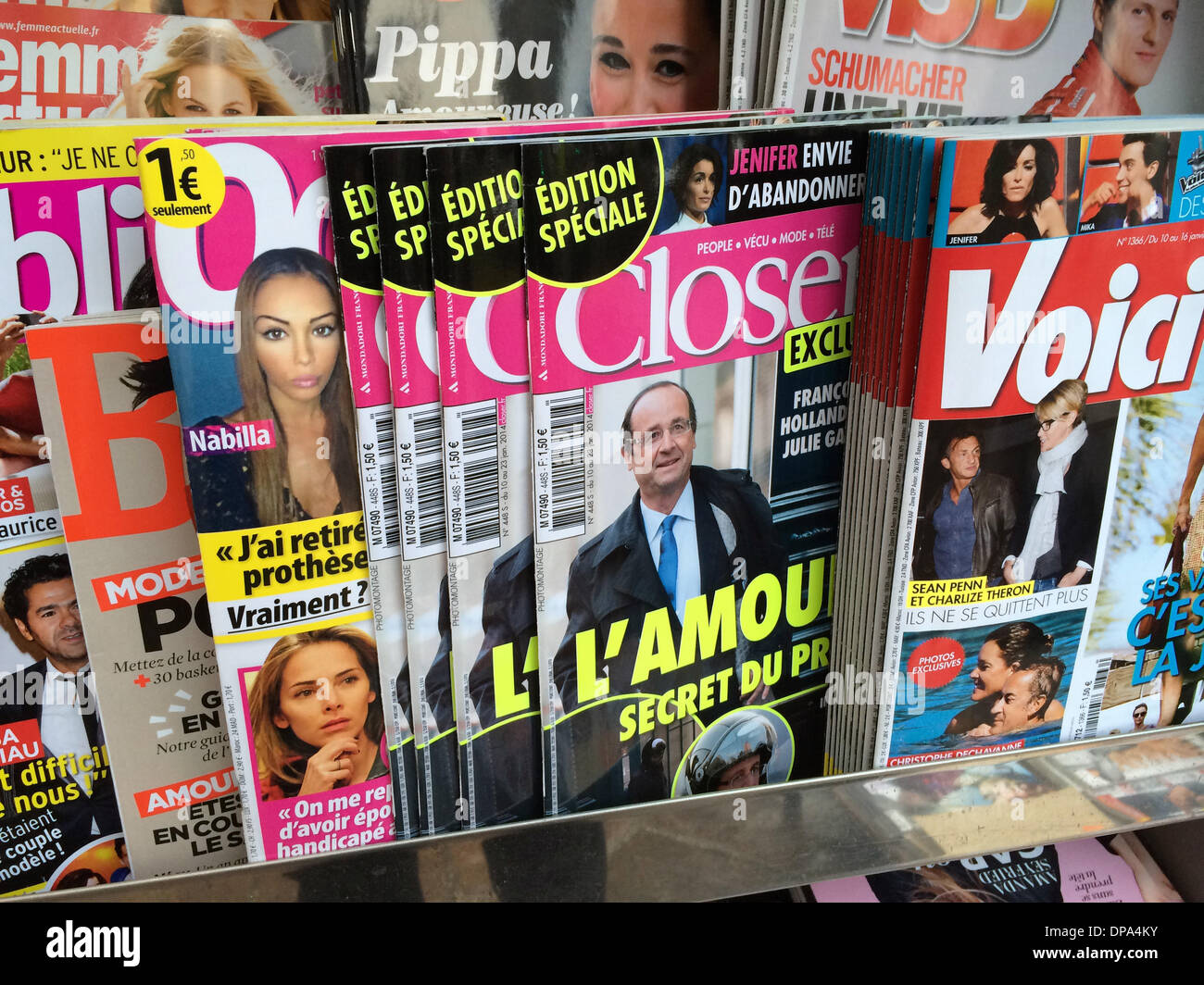 L'édition actuelle de la revue 'plus proche' jette dans l'affichage d'un marchand de Paris, France, 10 janvier 2014. La revue des rapports d'une soi-disant relation entre le président Hollande et l'actrice française Julie Gayet. Hollande veut fonctionner contre les médias. L'AFP L'agence Frenchnews rapporte qu'il regrette profondément la violation de sa vie privée. Photo : Gerd Roth/dpa Banque D'Images