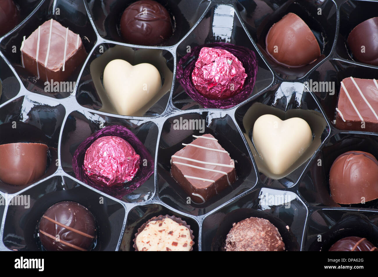Ouvrir une boîte de chocolats Banque D'Images
