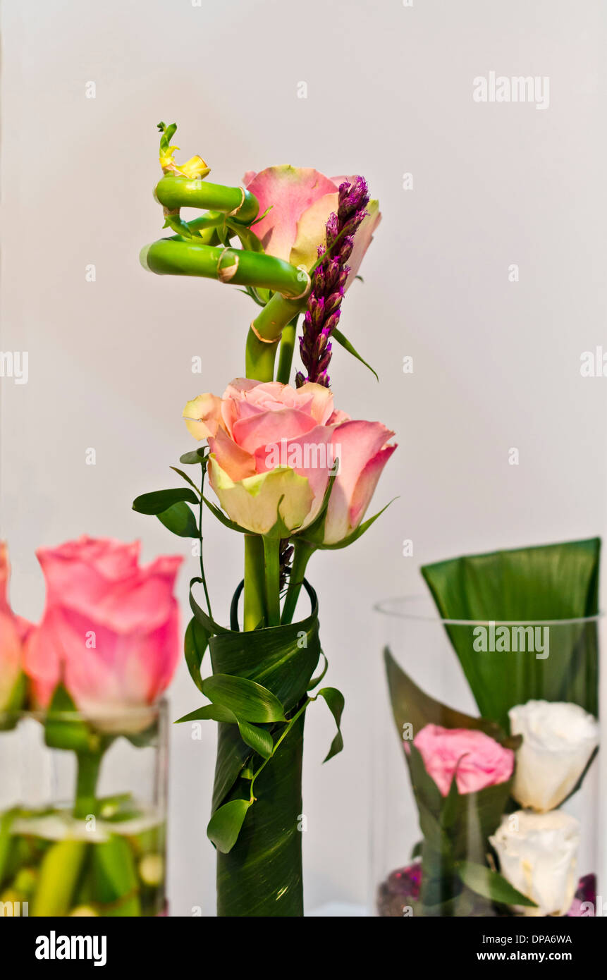 Affichage fleurs de roses Liatris et Dracaena Lucky Bamboo Banque D'Images