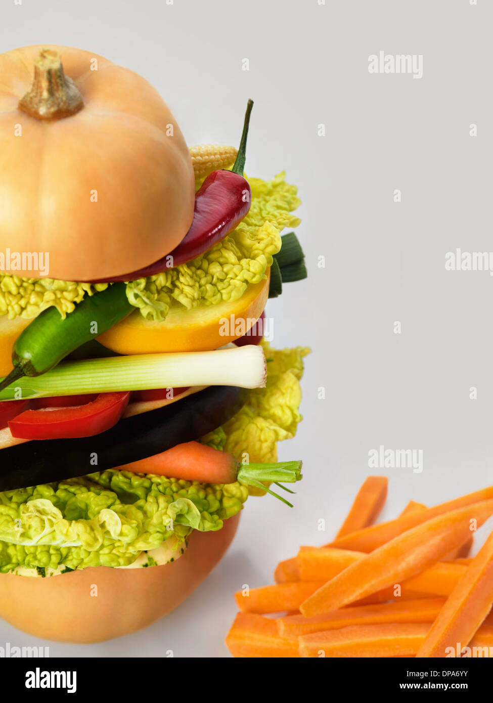 Saine alimentation, illustré par un végétarien cru burger et chips de carotte Banque D'Images