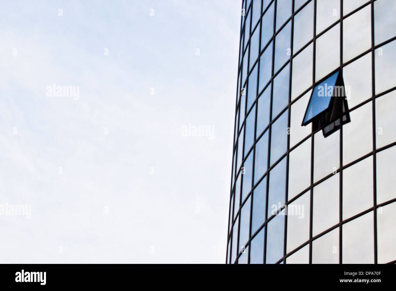 Fenêtre ouverte d'un hôtel contre ciel bleu clair Banque D'Images