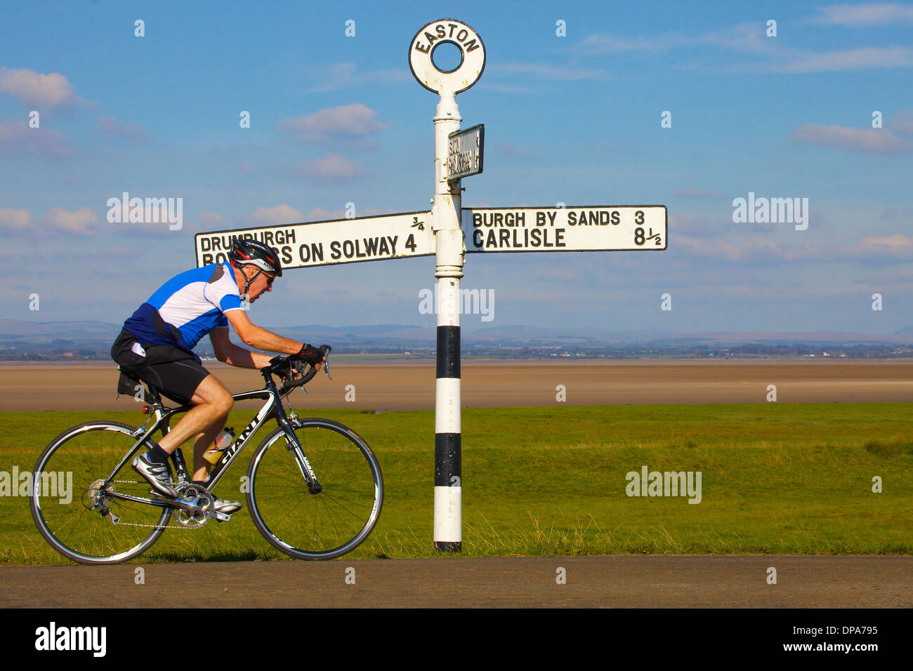 Pensionné de la cycliste Route Mur d'Hadrien près de Easton Cumbria England Royaume-Uni Grande-Bretagne Banque D'Images