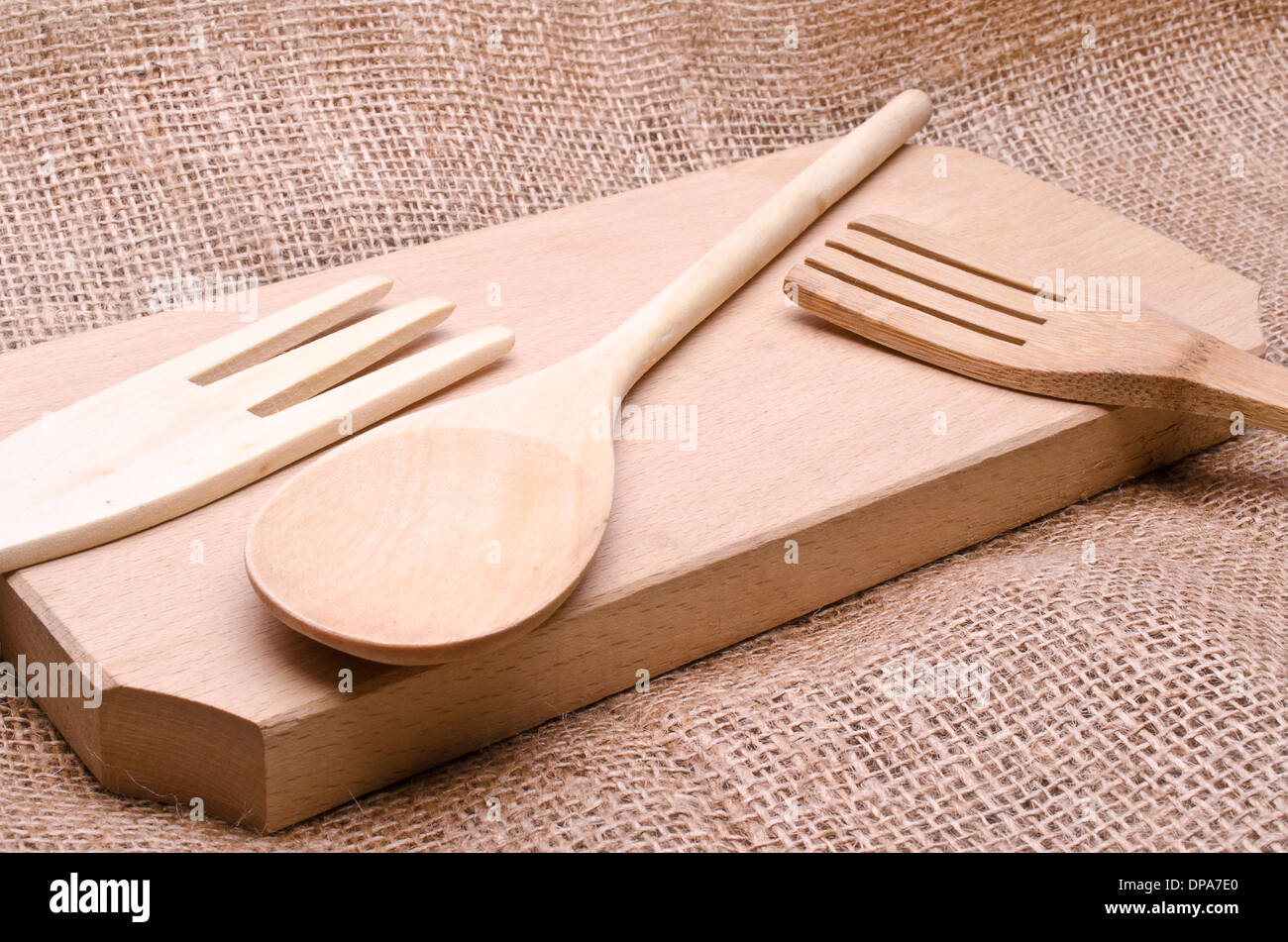 Outils en bois cuisine sur un arrière-plan de chanvre Banque D'Images