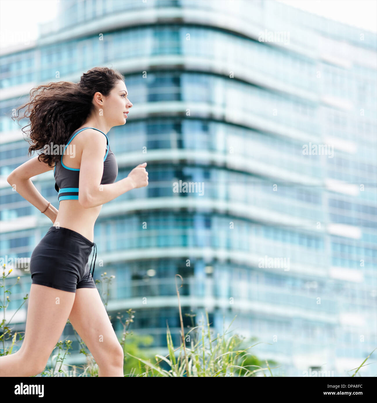 Young woman running in city Banque D'Images