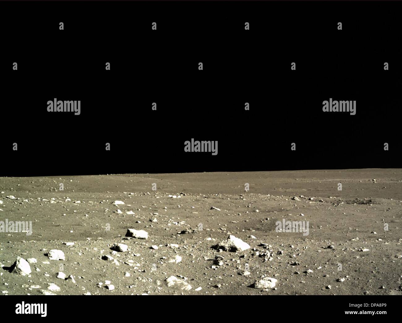 (140110) -- BEIJING, 10 janvier 2014 (Xinhua) -- Photo prise par la caméra de relief sur la Chang'e-3 moon lander le 15 décembre 2013, présente le paysage lunaire au cours de Chang'e-3 sonde lunaire de la mission premier jour lunaire cercle. L'Académie chinoise des sciences a publié un groupe de photos prises sur le paysage par l'atterrissage, l'appareil photo appareil photo appareil photo panoramique du relief et le 10 janvier 2014. La sonde lunaire Chang'e-3, la première lune rover à bord, a atterri sur la lune le 14 décembre 2013, marquant la première fois que la Chine a envoyé un engin spatial à soft et la surface d'un corps extraterrestre. (Xi Banque D'Images