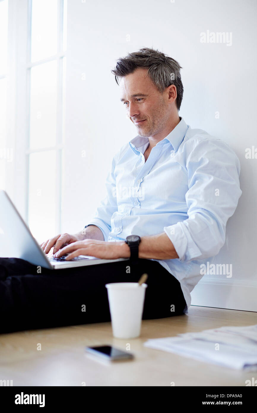 Homme assis sur marbre chanter coffre Banque D'Images