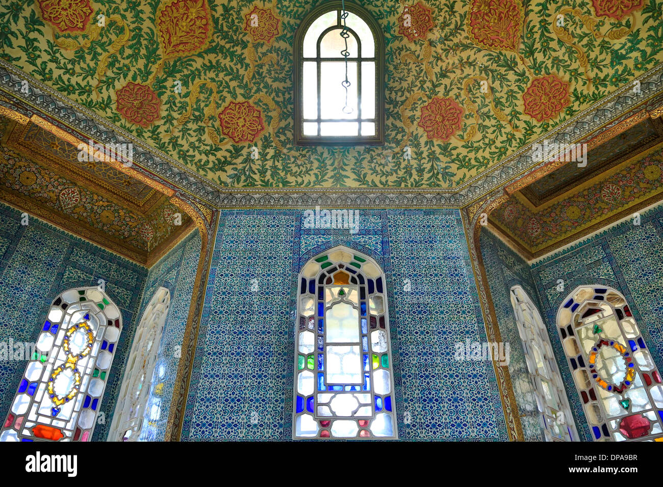 Plafond décoré et vitraux, Revan Kiosque, le palais de Topkapi, Istanbul, Turquie Banque D'Images