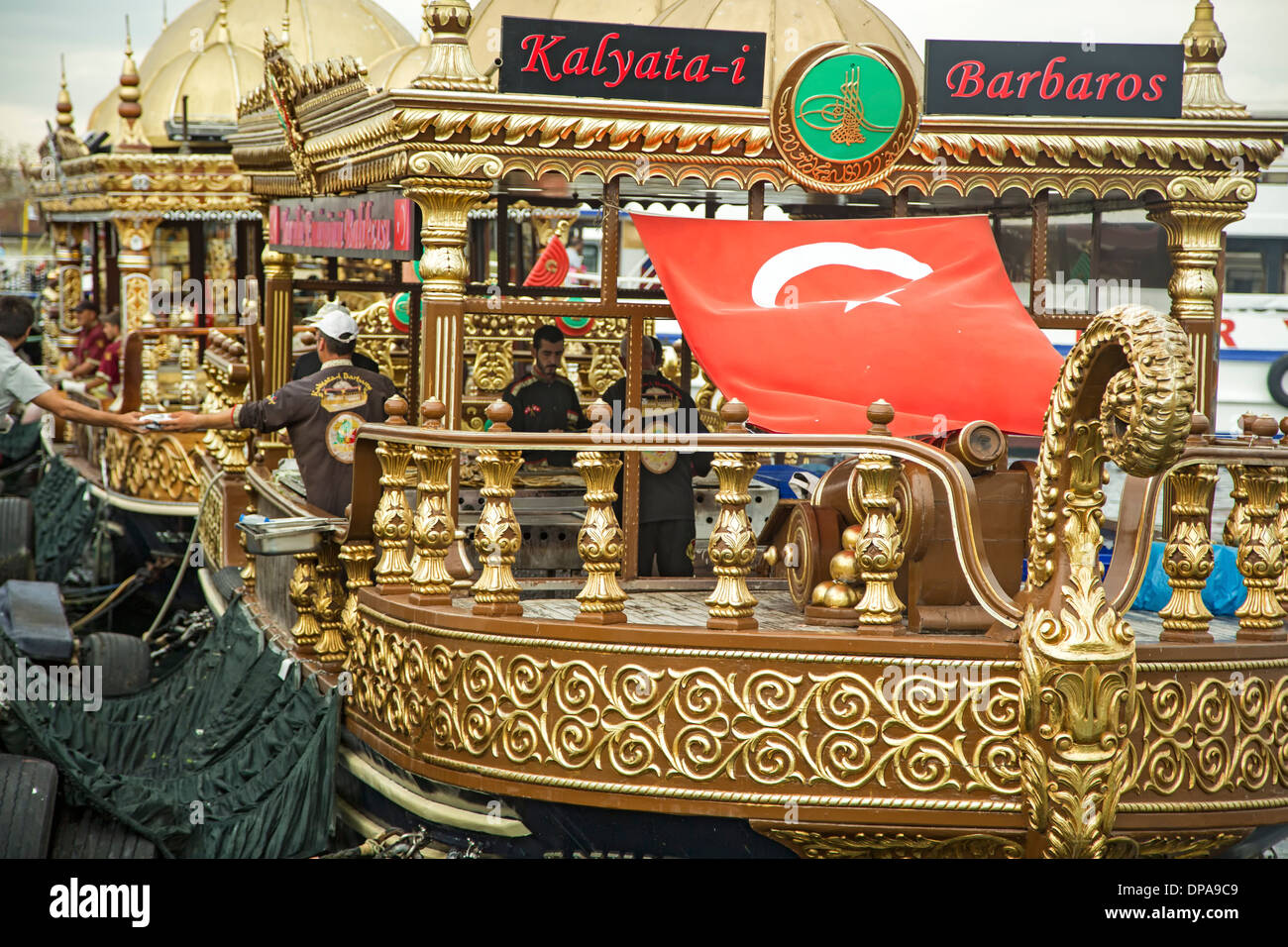 Bateau restaurant sandwich poisson et drapeau turc, Eminonu, Istanbul, Turquie Banque D'Images