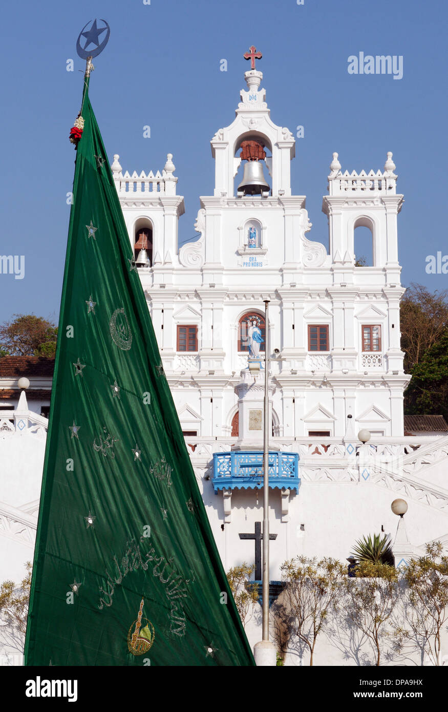 Un musulman d'un drapeau en face de l'église Pajim, Goa, Inde Banque D'Images