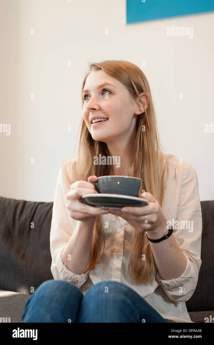 Portrait of young woman holding Coffee cup in cafe Banque D'Images