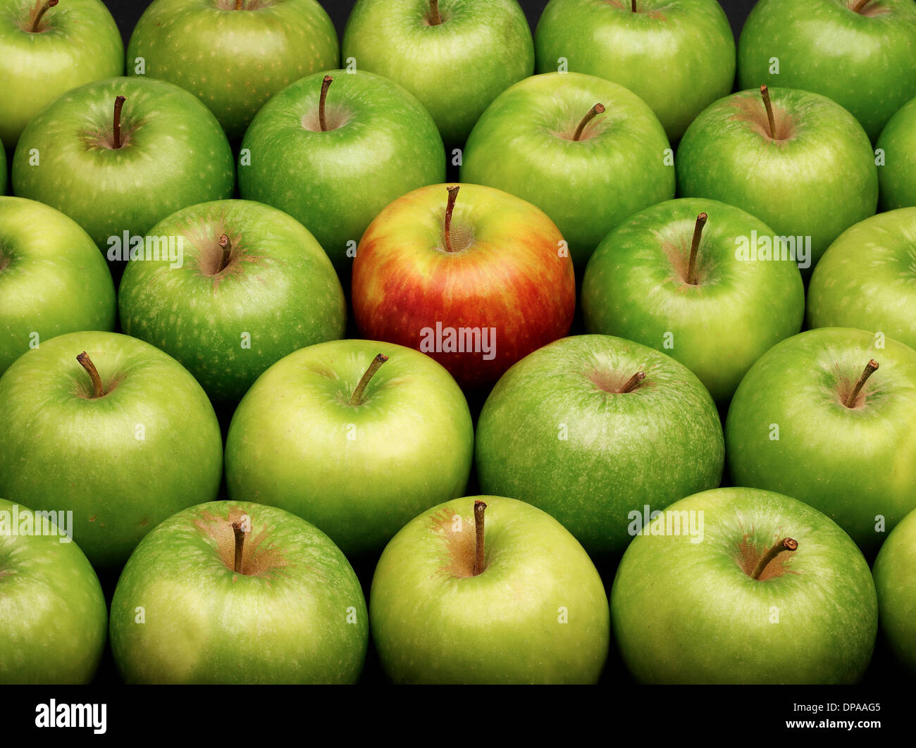 Groupe De Pomme Verte Avec Une Pomme Rouge Photo Stock Alamy