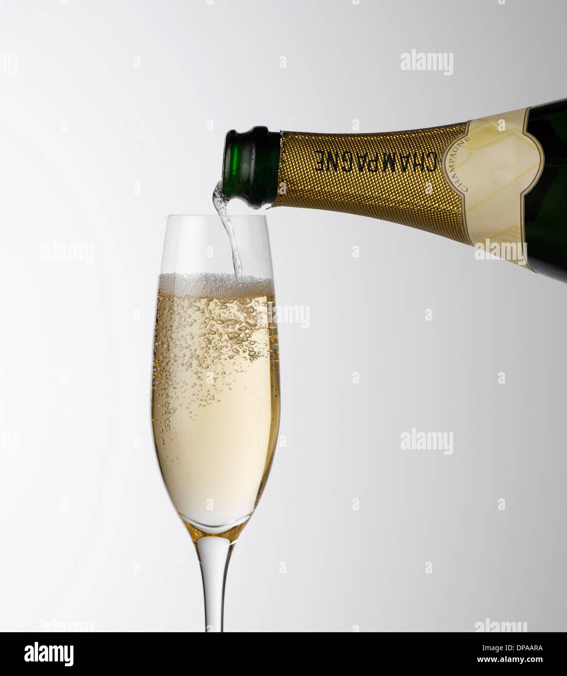 Verser dans un verre de Champagne Banque D'Images