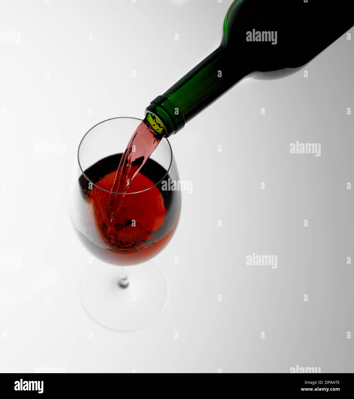 Verser le vin rouge dans un verre Banque D'Images