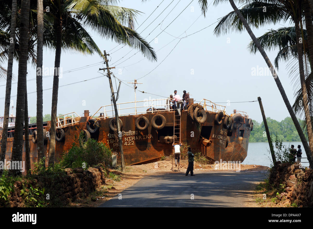 Transport fluvial en Inde, une très ancienne péniche rouillée Banque D'Images