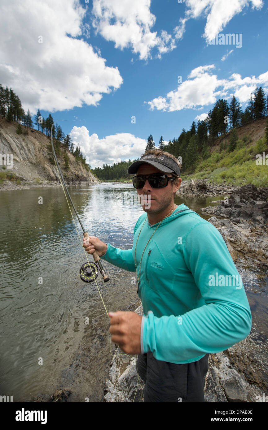 Pêche à la mouche l'homme dans la rivière Clark Fork au Montana. Banque D'Images