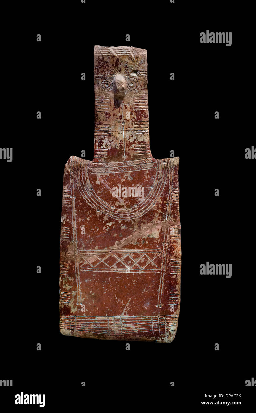 Plaque en forme de figurine humaine asexuée décorées d'incisions Vounous Chypre à 2500-2000 en terre cuite de la C.-B. Banque D'Images