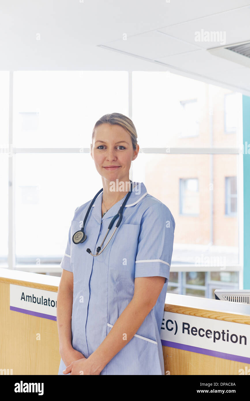 Nurse standing à la réception. Banque D'Images
