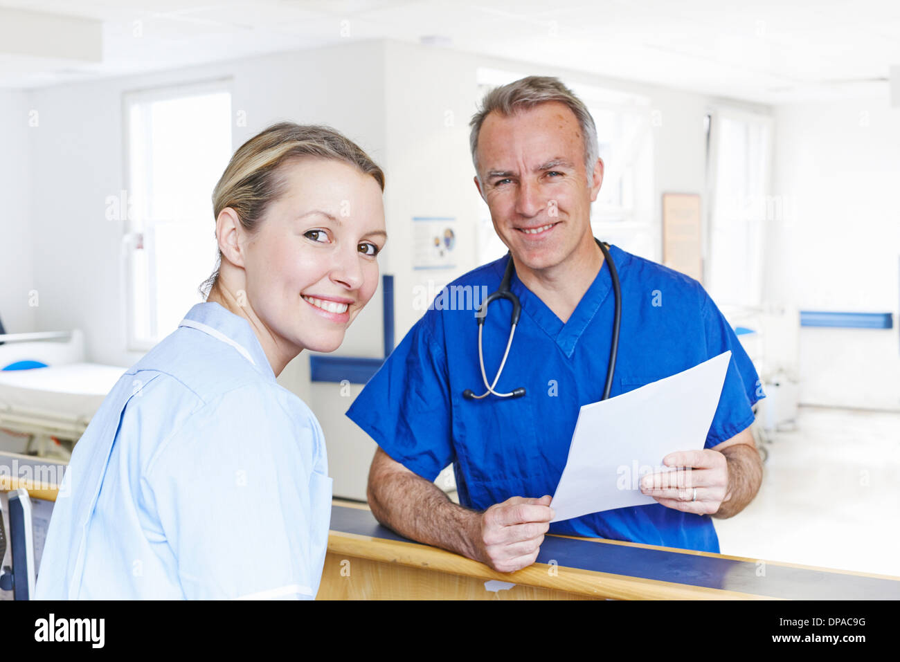 Doctor and nurse looking at camera Banque D'Images