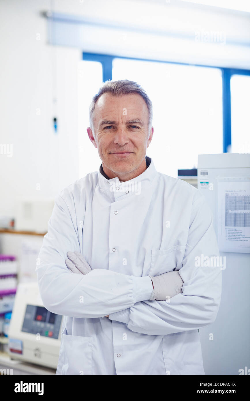 Portrait de chercheur en permanent portant un sarrau de laboratoire Banque D'Images