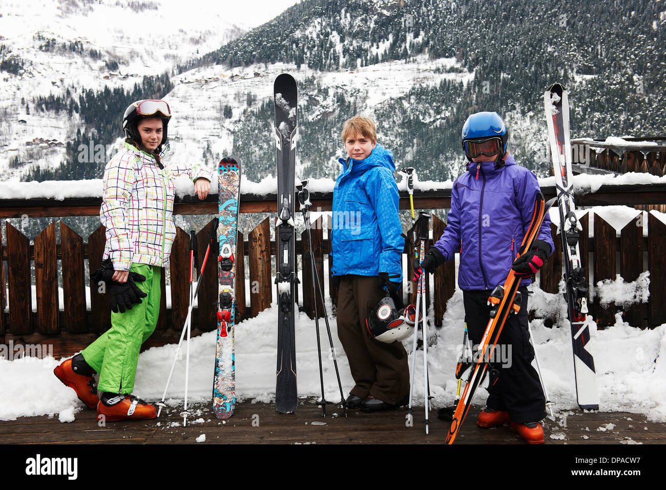Portrait de frère et soeurs holding skis Banque D'Images