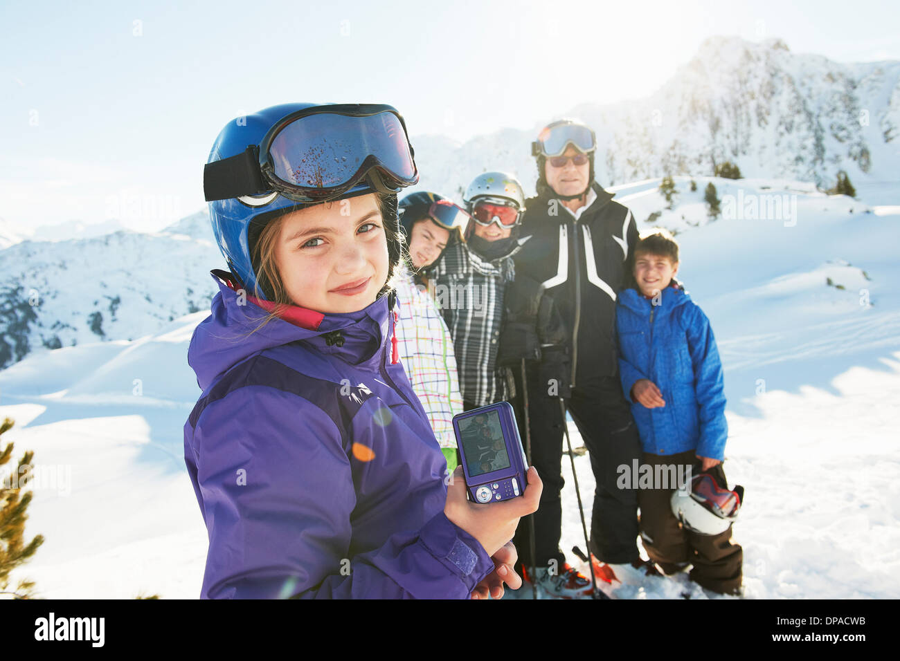 Famille de skieurs, Les Arcs, Haute-Savoie, France Banque D'Images