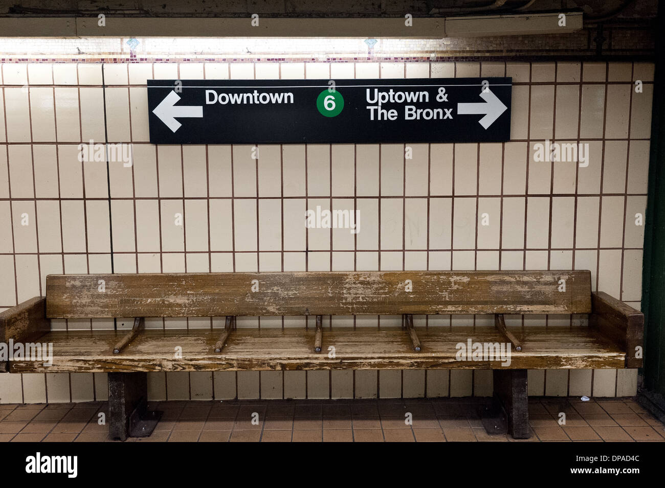 Un banc vide dans le métro de New York Banque D'Images