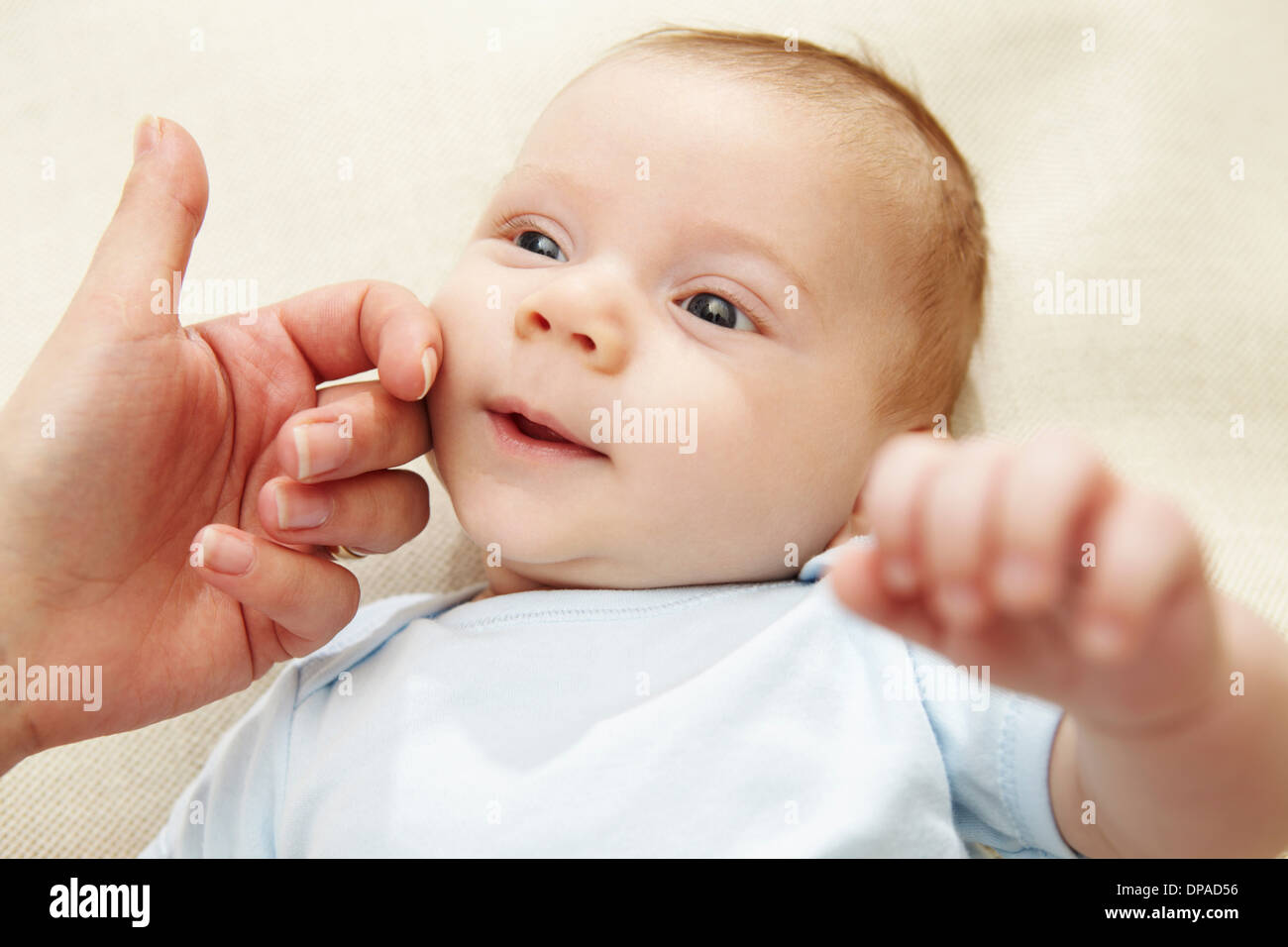 Mother touching baby joue du garçon Banque D'Images