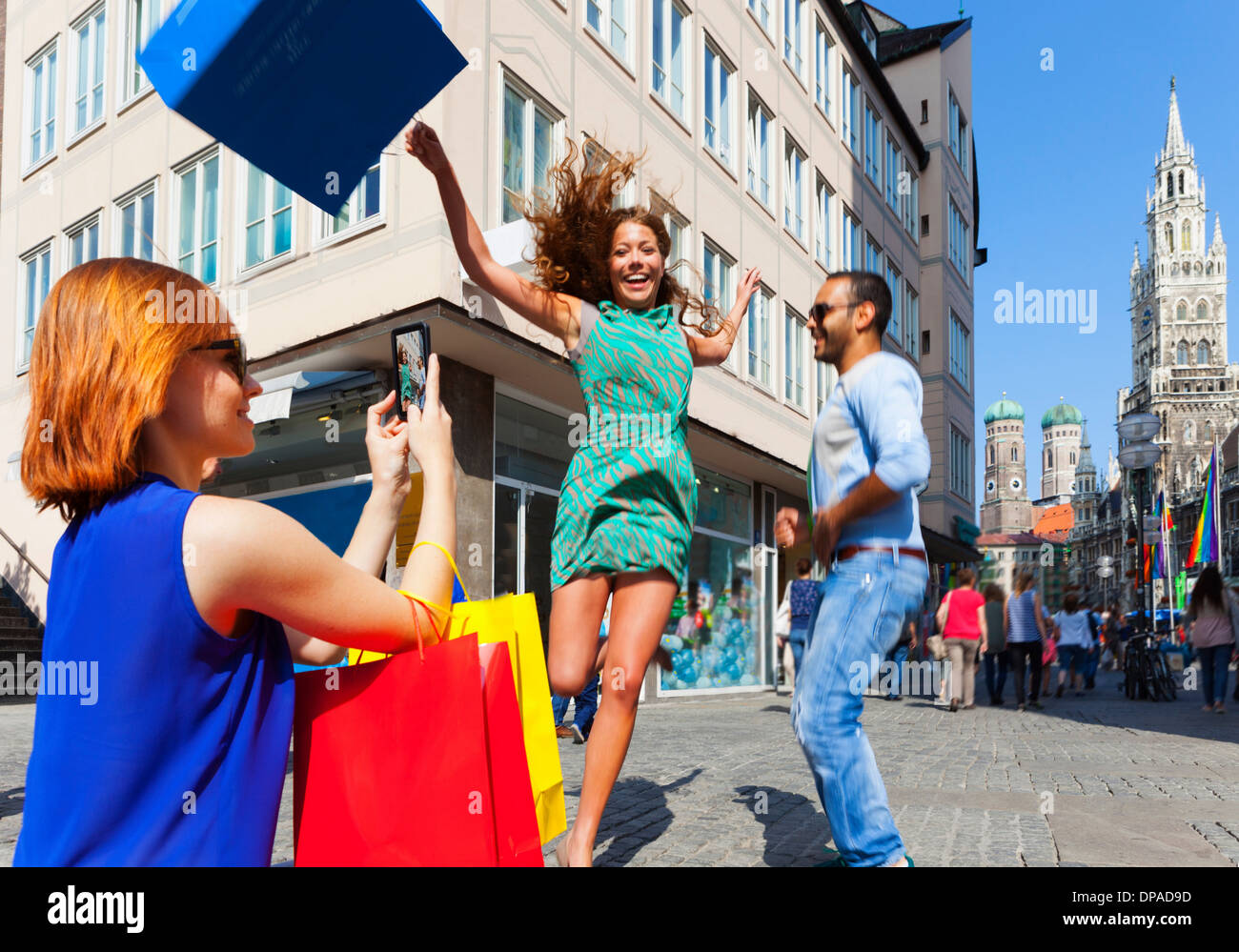 Femme sautant avec panier à Munich Marienplatz, Munich, Allemagne Banque D'Images