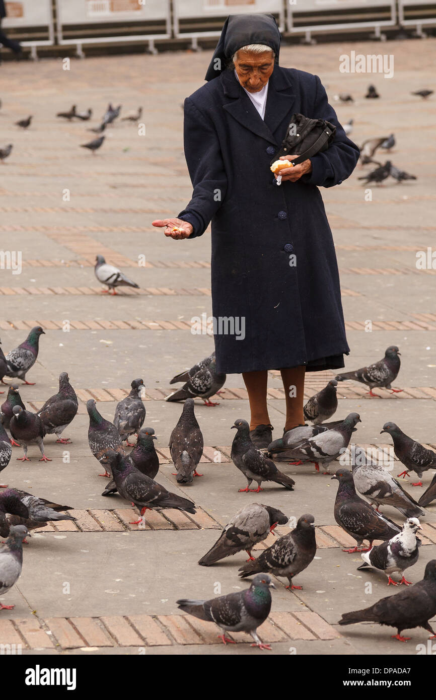 Nun et pigeons, Bogota, Colombie, Amérique Latine Banque D'Images