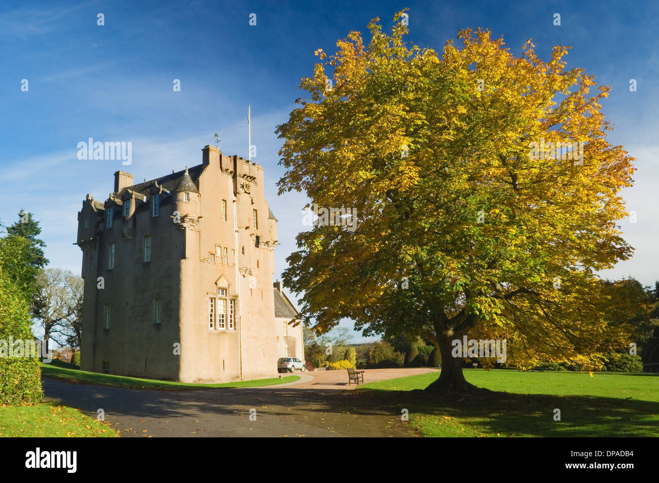 Le Château de Crathes en automne, près de Banchory, Aberdeenshire, Ecosse. Banque D'Images