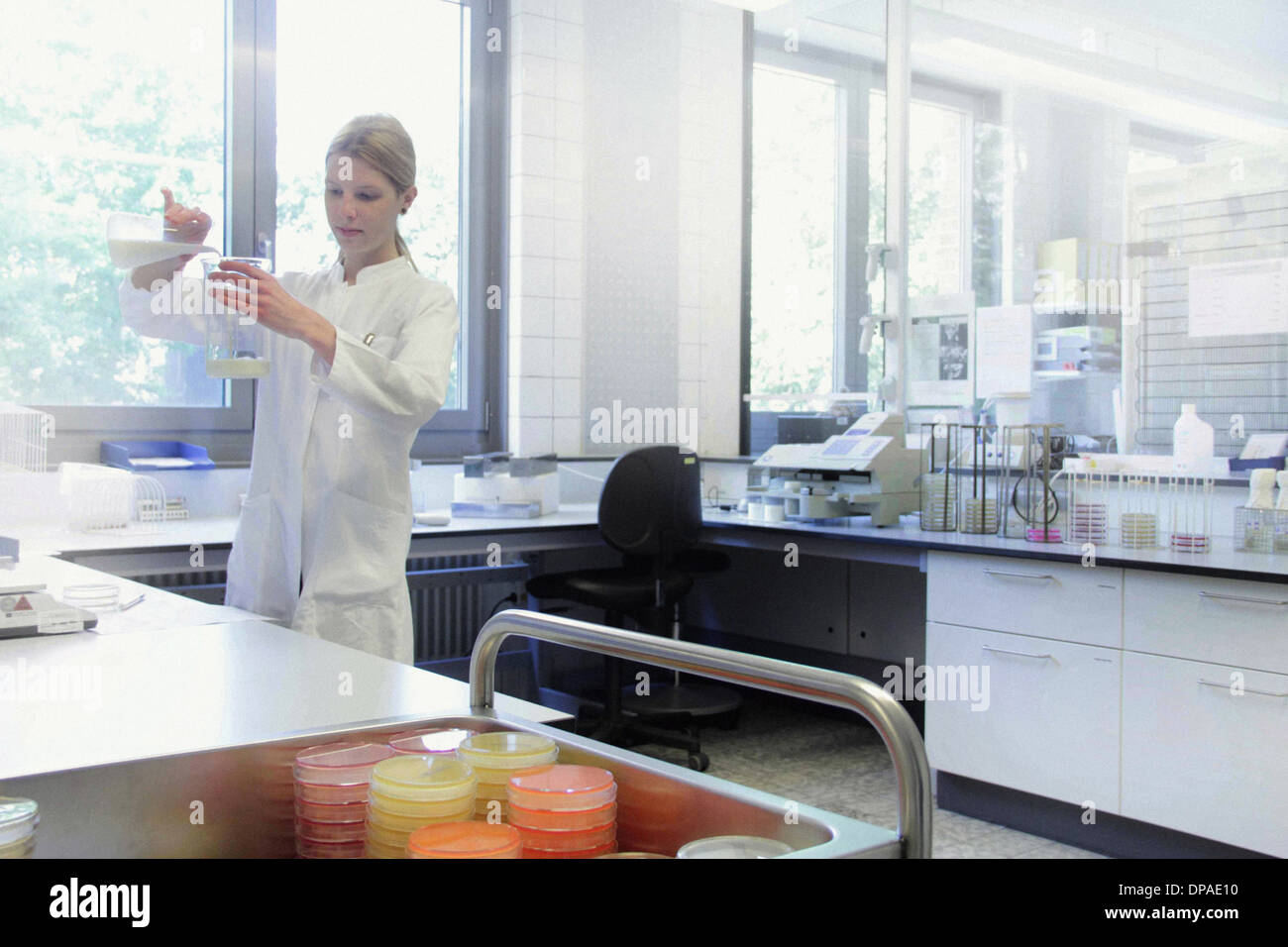 Mélanger les liquides dans les béchers scientifique Banque D'Images