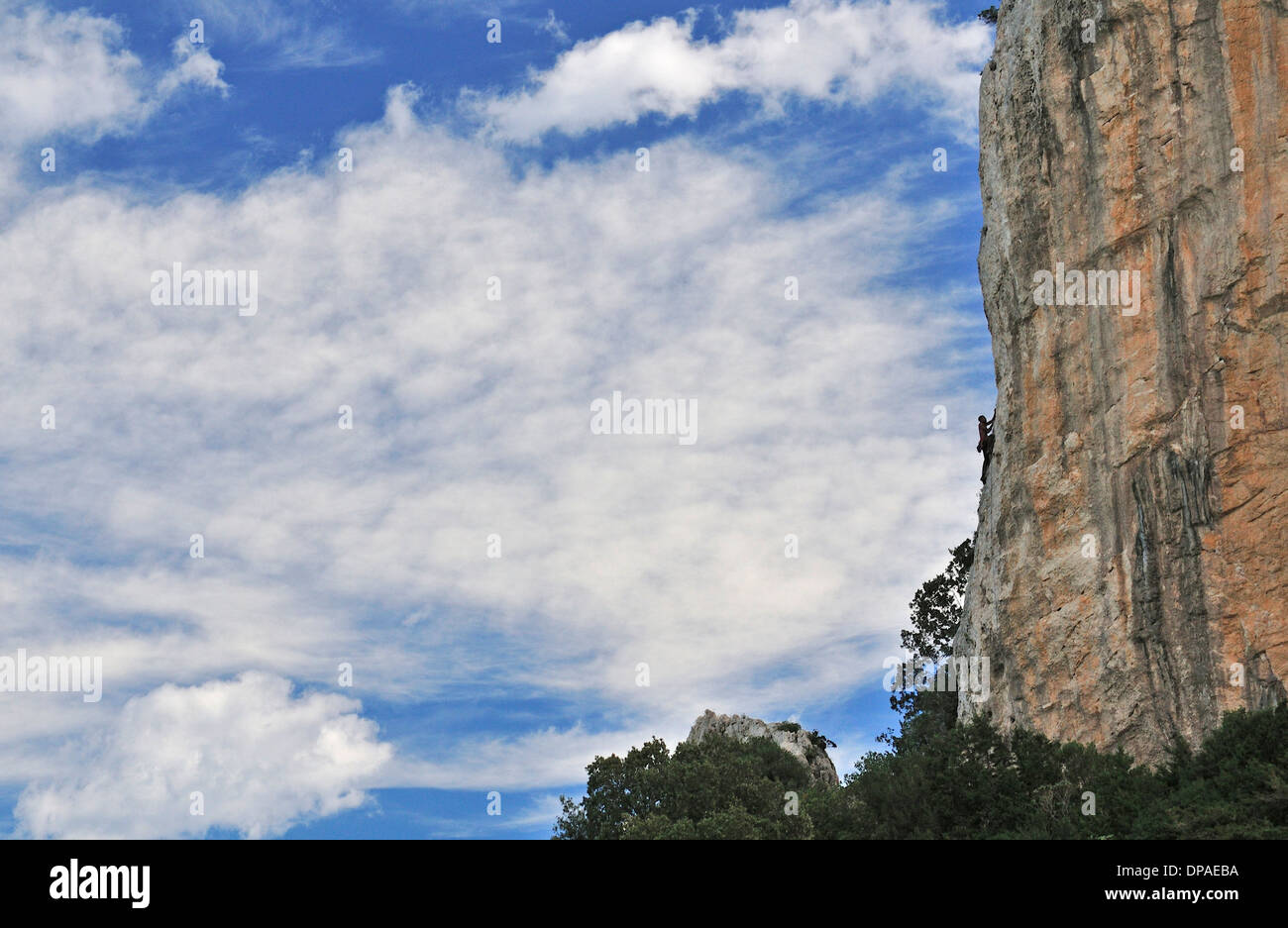 Free-climber grimpe sur les rochers de Cala Luna, Cala Gonone, Dorgali, Sardaigne, Italie, l'un des meilleurs endroit pour l'escalade. Banque D'Images
