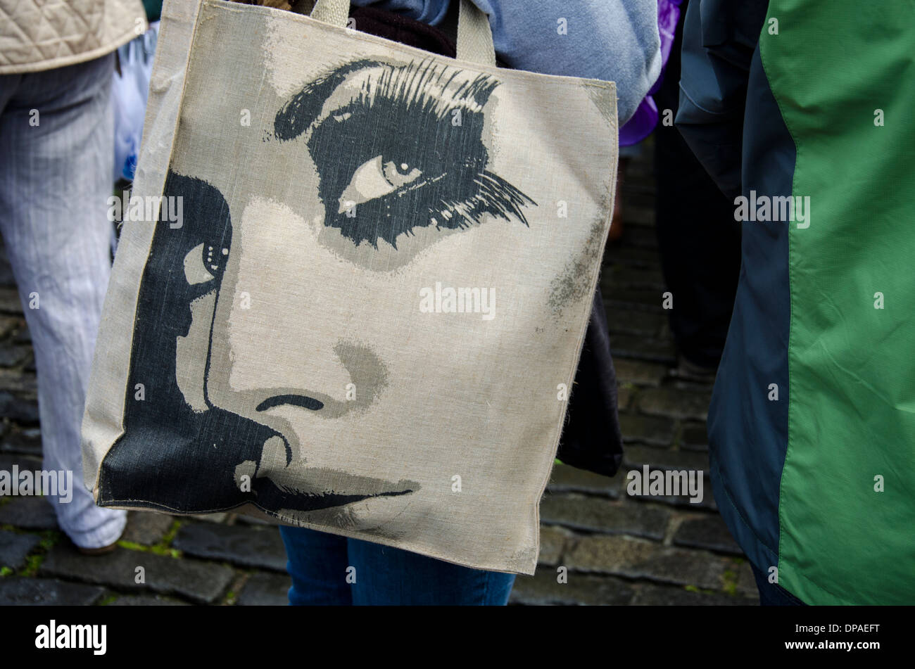 Dessin d'une jeune femme sur le visage d'un sac réutilisable. Banque D'Images