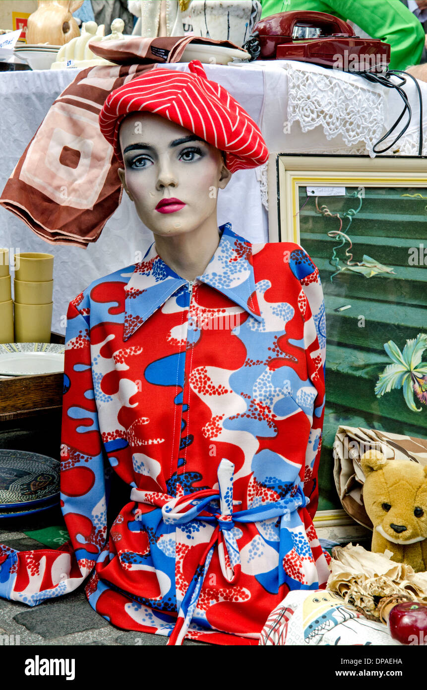 Mannequin habillé bizarrement à un décrochage à Édimbourg Grassmarket. Banque D'Images