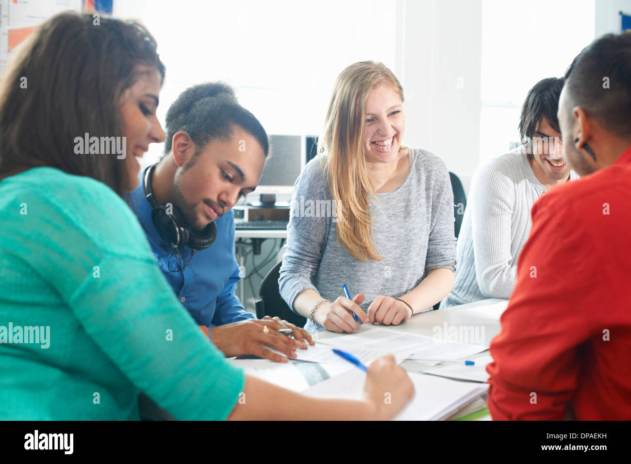 Groupe d'étudiants du collège d'étudier ensemble Banque D'Images