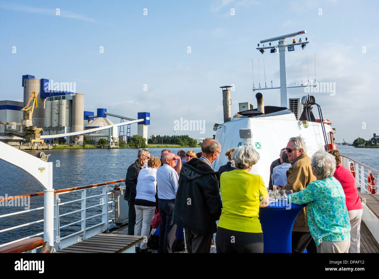 Les visiteurs à bord du yacht de Jacob Van Artevelde pour circuit touristique dans le port de Gand, Flandre orientale, Belgique Banque D'Images