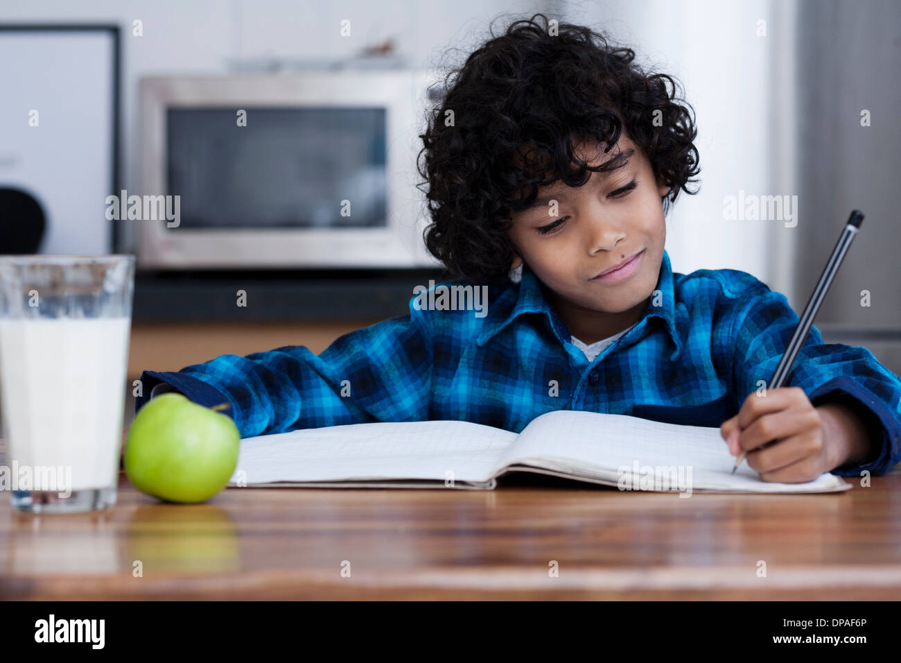 Boy doing homework Banque D'Images