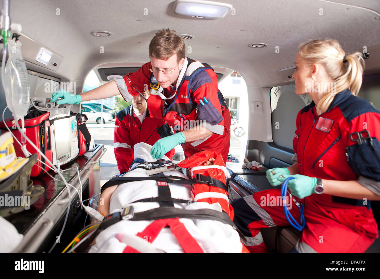 Contrôle des paramédics d'ambulances dans patient Banque D'Images