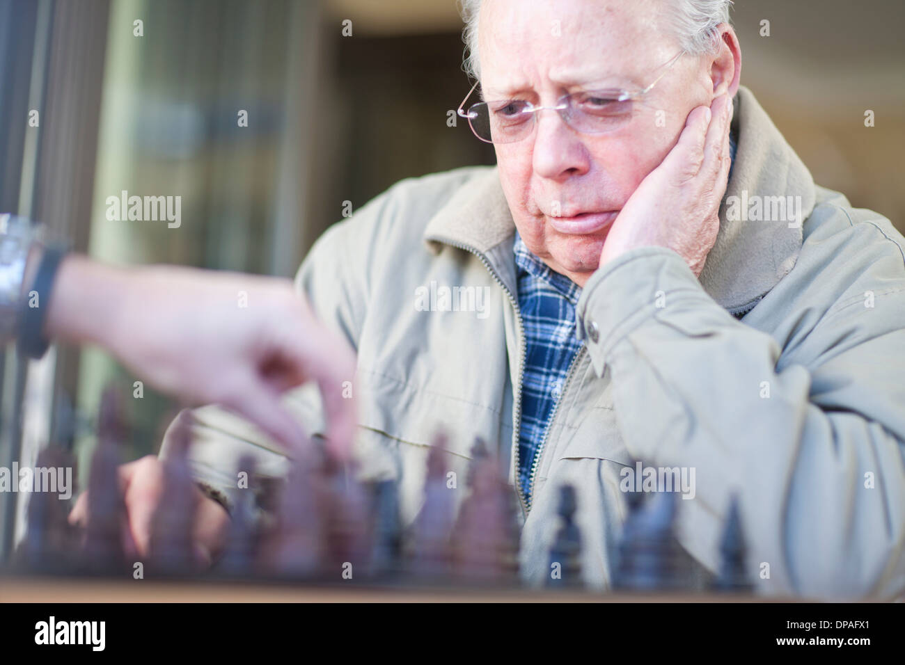 Senior male jouant aux échecs avec fils Banque D'Images