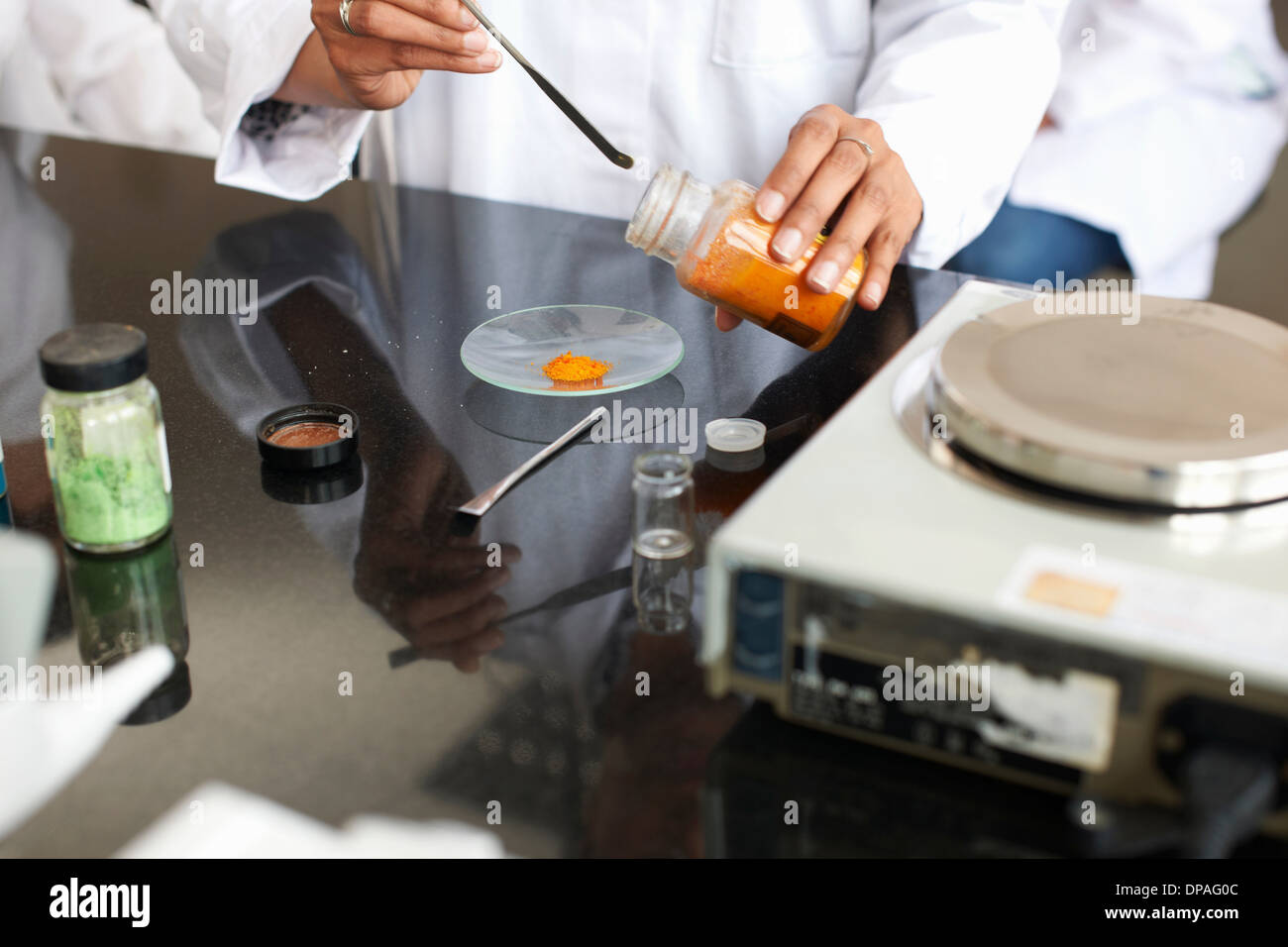 Pesage technicienne de laboratoire en produits chimiques Banque D'Images