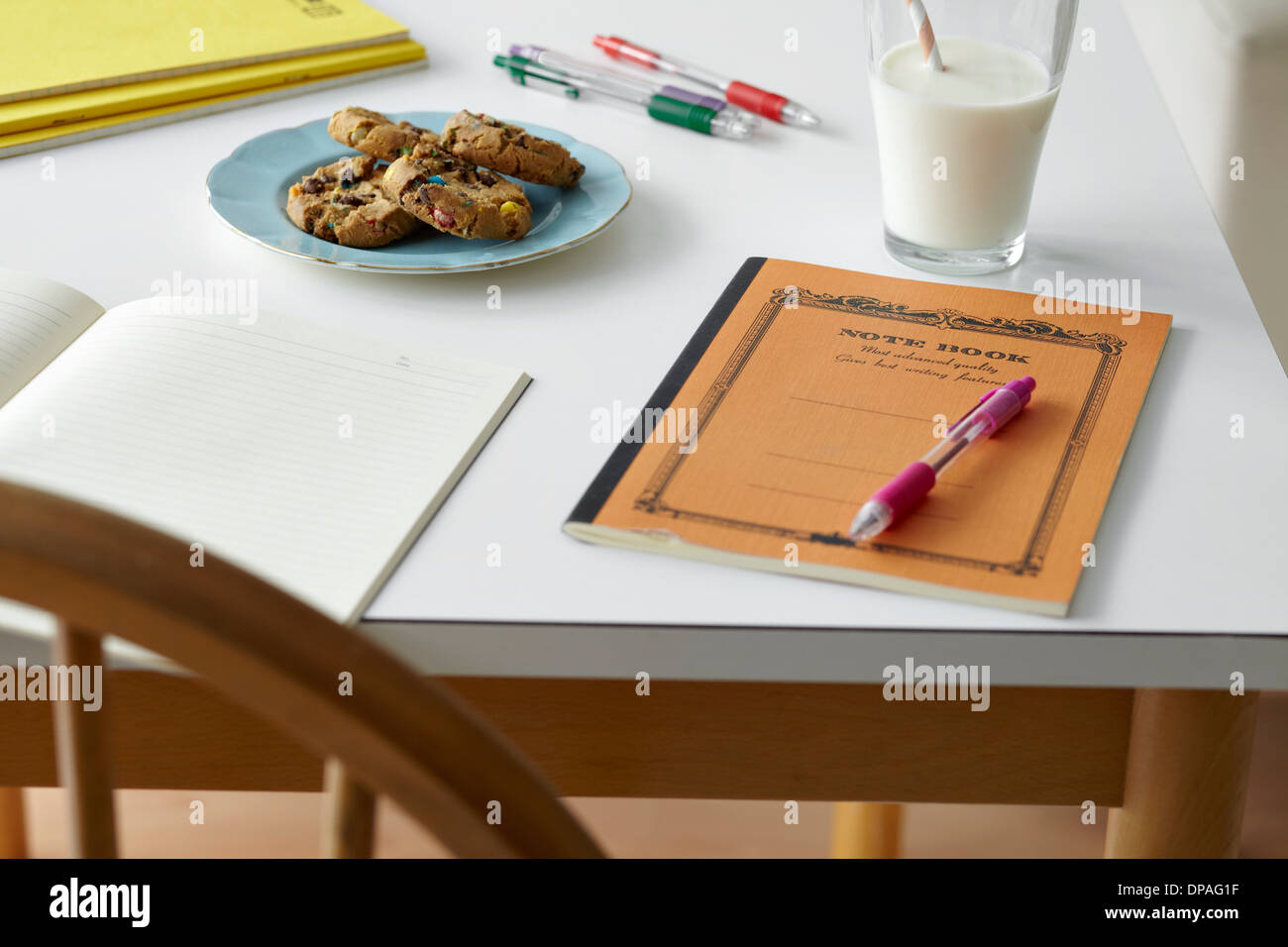 Table de cuisine La vie encore avec des ordinateurs portables, des biscuits et du lait Banque D'Images