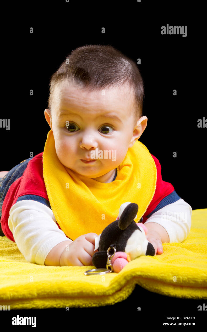 Petit garçon sur couverture jaune Banque D'Images