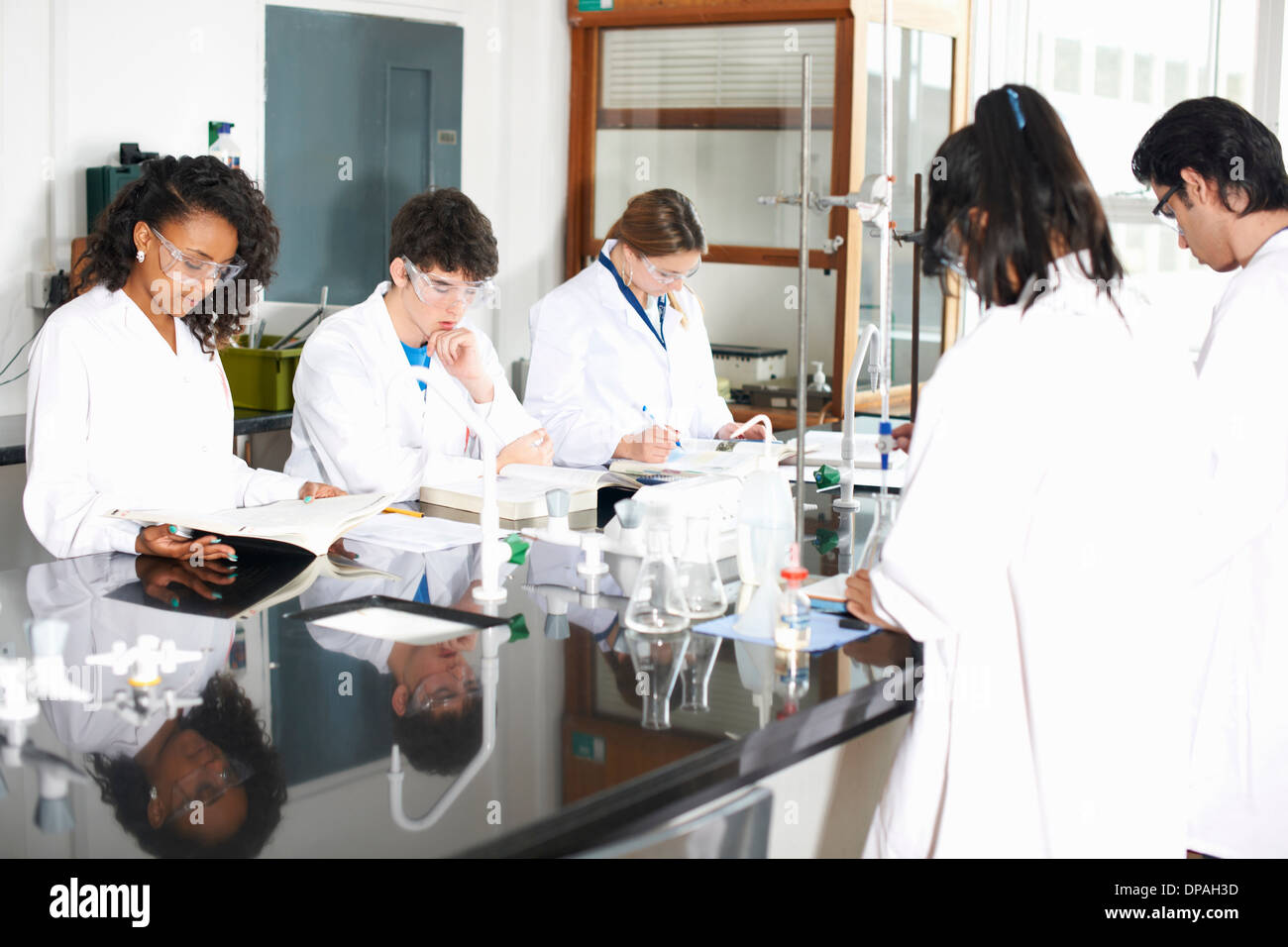 Les étudiants de chimie de laboratoire en Banque D'Images