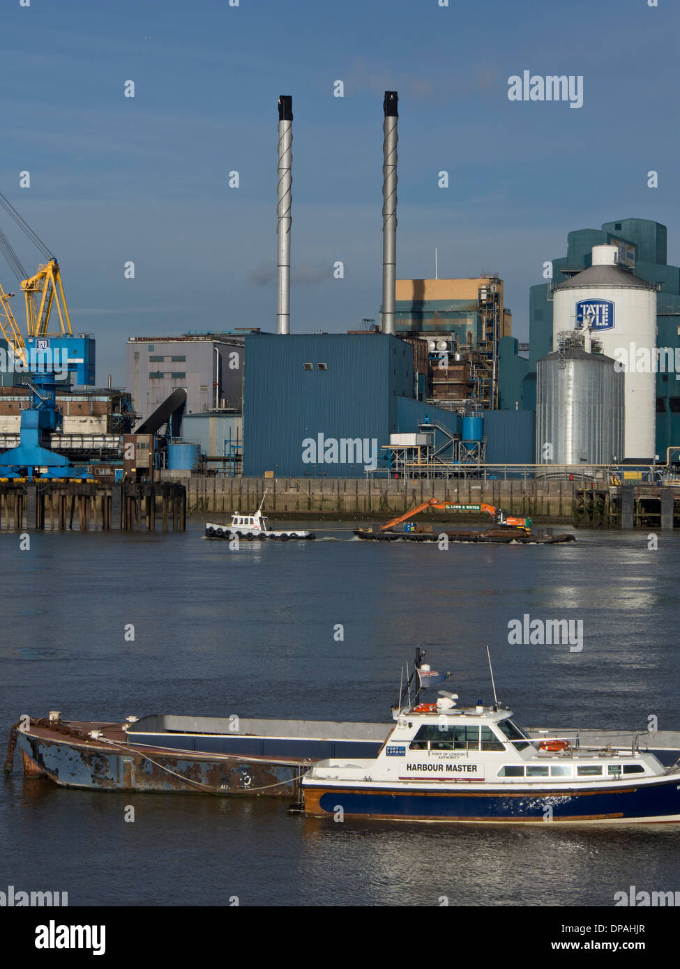 Vues de chargement des cargos DE SUCRE TATE & LYLE PLANTE DANS LES DOCKS DE LONDRES, près de la barrière de la Tamise et Canary Wharf. UK Banque D'Images