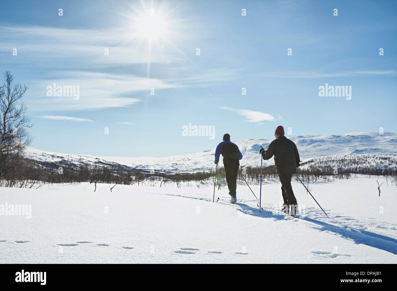 Deux hommes ski de fond, Hermavan, Suède Banque D'Images