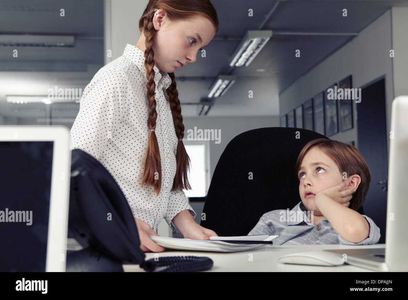 Garçon au bureau avec désapprobation girl Banque D'Images