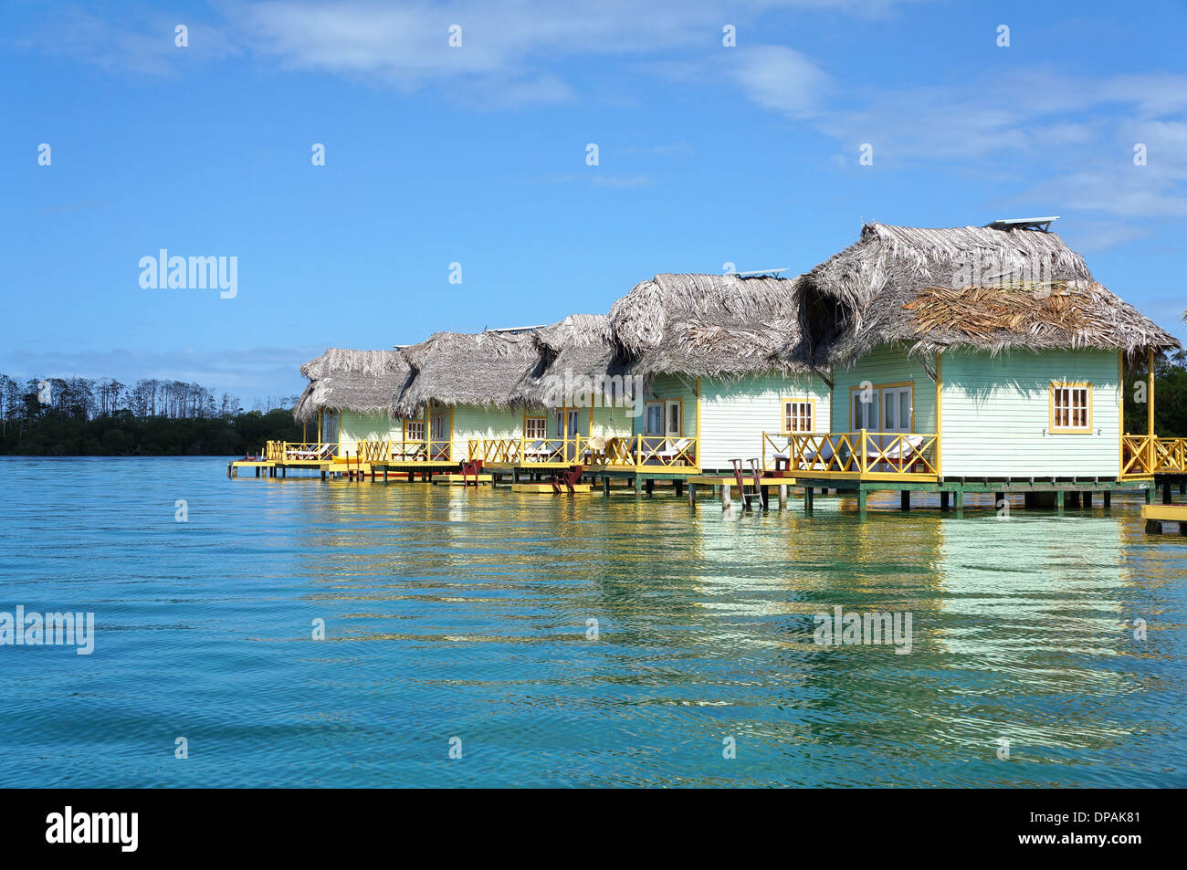 Eco Resort tropical avec cabines de chaume sur la mer, l'île de Colon, la mer des Caraïbes, Bocas del Toro, PANAMA Banque D'Images