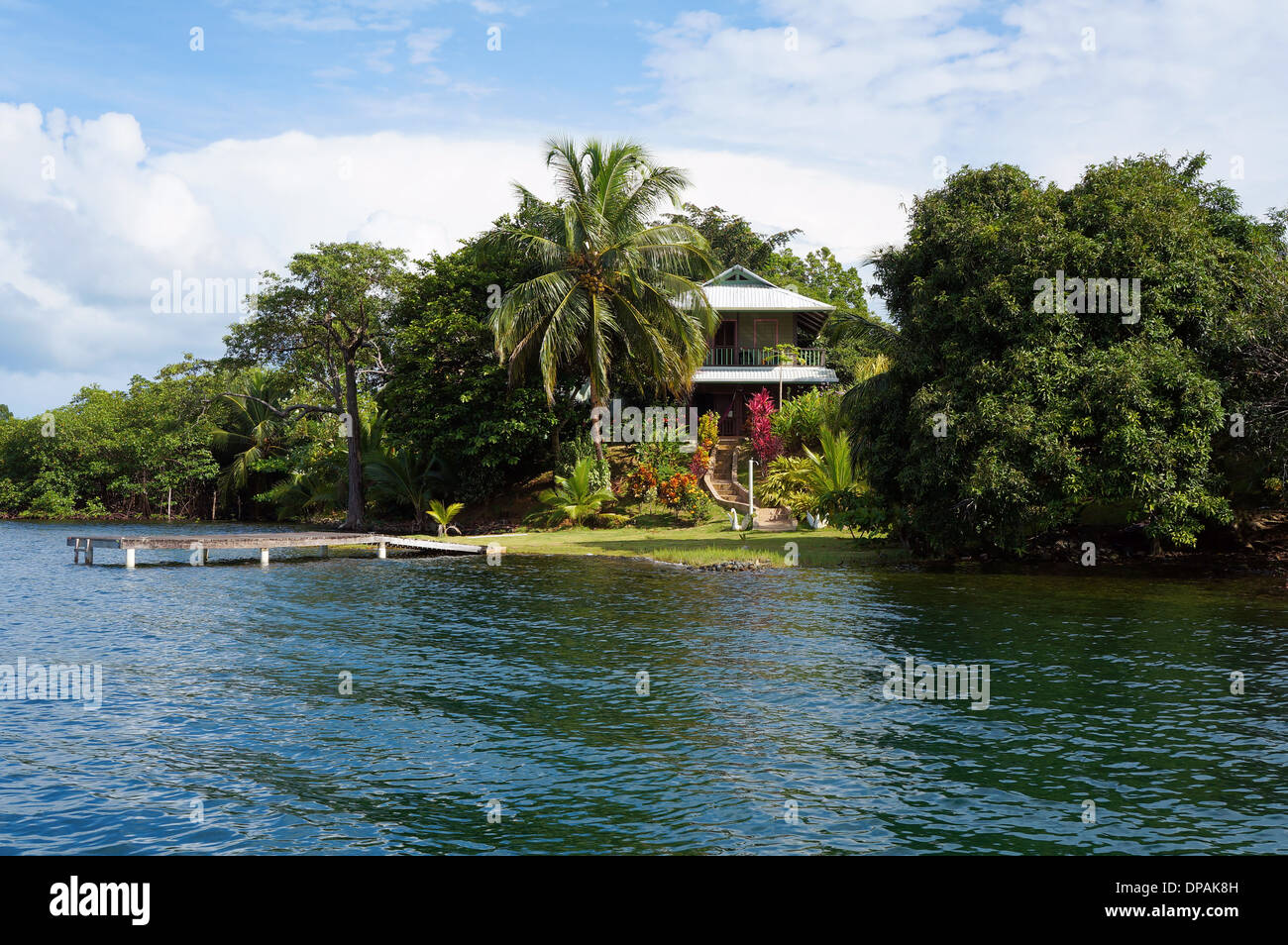 Maison isolée avec station d'accueil et jardin sur une île tropicale, la mer des Caraïbes, le Panama Banque D'Images